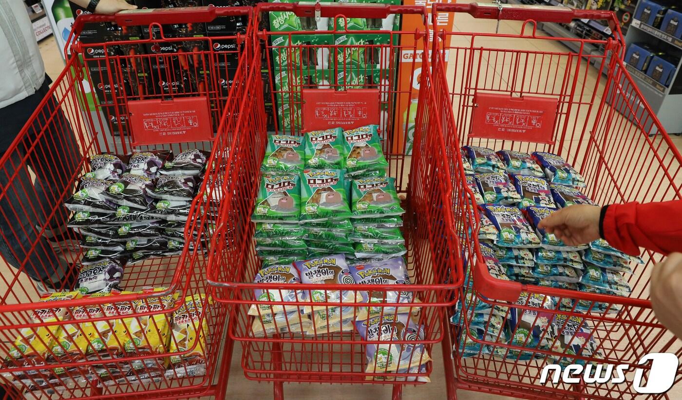 지난달 25일 서울의 한 대형마트에서 고객들이 포켓몬빵을 구매하고 있다.  2022.4.25/뉴스1 ⓒ News1 허경 기자