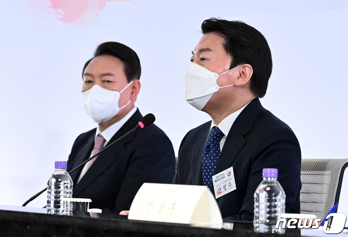 안철수 대통령직인수위원장(오른쪽)이 25일 오전 경기도 성남시 분당구 SK바이오사이언스에서 열린 코로나19 백신 개발 현장 간담회에서 모두발언을 하고 있다. 왼쪽은 윤석열 대통령 당선인. 2022.4.25/뉴스1 ⓒ News1 인수위사진기자단