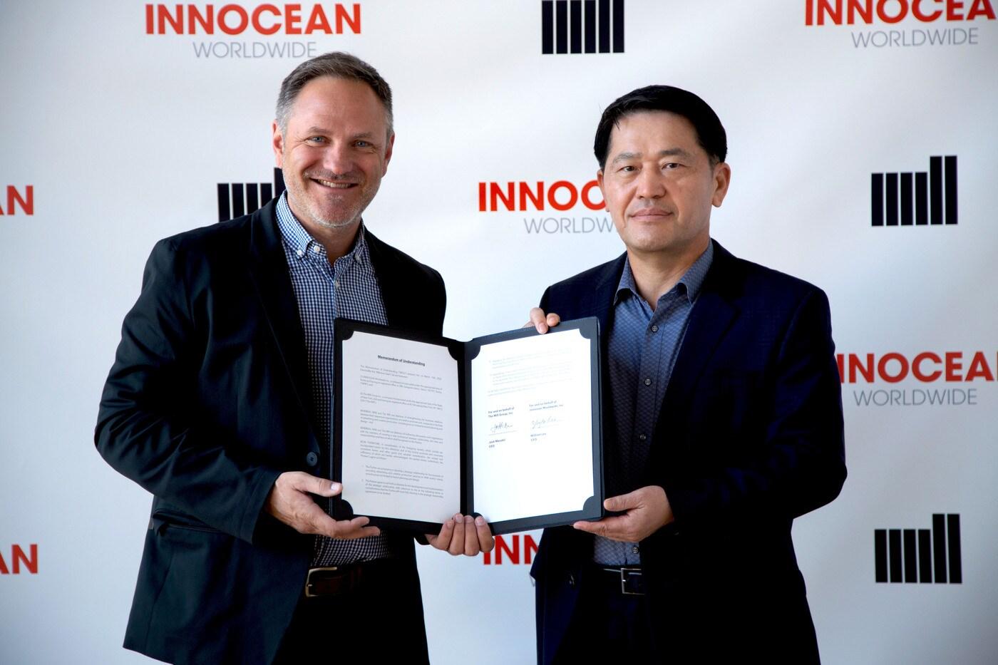 지난 15일 미국 뉴욕 더 밀 본사에서 열린 글로벌 파트너십 구축 MOU 체결식에서 이용우 이노션 글로벌 대표이사(오른쪽)와 조쉬 만델(Josh Mandel) 더 밀 글로벌 대표가 기념촬영을 하고 있는 모습.ⓒ 뉴스1