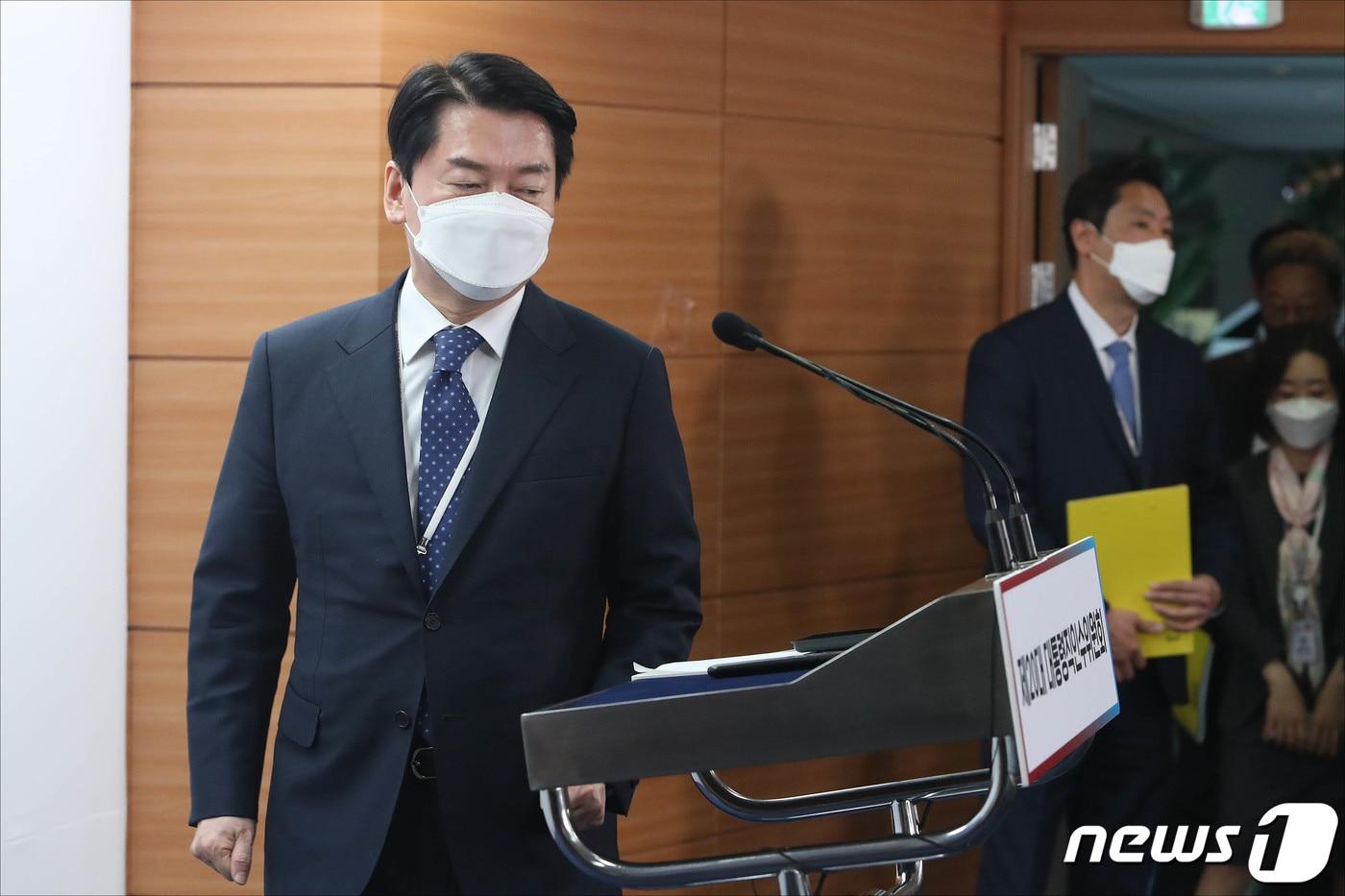 본문 이미지 - 안철수 대통령직인수위원회 위원장이 25일 오후 서울 종로구 통의동 인수위 사무실에서 새정부 미래먹거리 분야 국가전략 발표를 위해 입장하고 있다. 2022.4.25/뉴스1 ⓒ News1 인수위사진기자단
