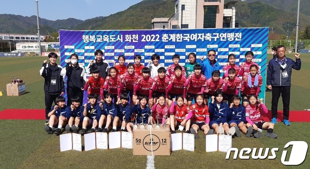 본문 이미지 - 25일 충북 충주 예성여중은 축구부가 2022 춘계한국여자축구연맹전에서 중등부 준우승을 차지했다고 밝혔다. 사진은 시상식.(예성여중 제공)2022.4.25/ⓒ 뉴스1