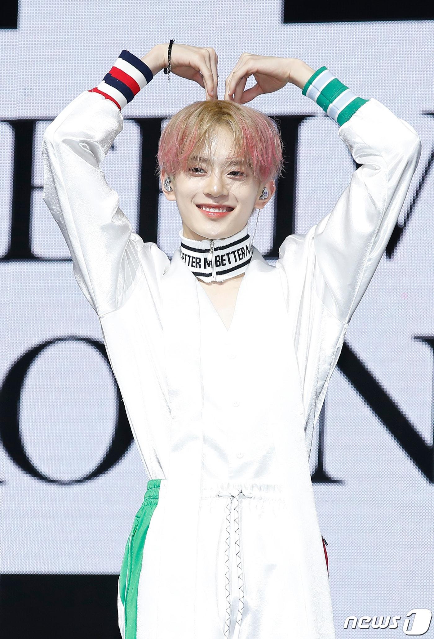 본문 이미지 - 베리베리(VERIVERY) 강민이 25일 서울 광진구 예스24라이브홀에서 가진 첫 정규앨범 ‘VERIVERY SERIES O [ROUND 3 : WHOLE]’ 쇼케이스에서 포즈를 취하고 있다. 2022.4.25/뉴스1 ⓒ News1 권현진 기자