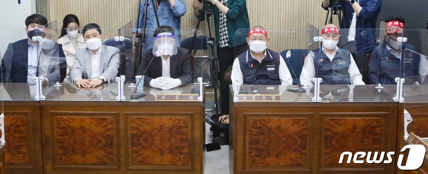 조장우 서울시버스운송사업조합 이사장(왼쪽에서 세번째)을 비롯한 조합원들과 박점곤 서울시버스노동조합 위원장(왼쪽에서 네번째)을 비롯한 조합원들이 서울시버스노동조합 총파업을 하루 앞둔 25일 서울 영등포구 서울지방노동위원회에서 열린 2차 조정회의에 참석해 있다. 이날 밤 12시까지 합의점을 찾지 못할 경우 노조는 26일 오전 4시 첫차부터 운행을 중단할 예정이다. (공동취재) 2022.4.25/뉴스1 ⓒ News1 조태형 기자