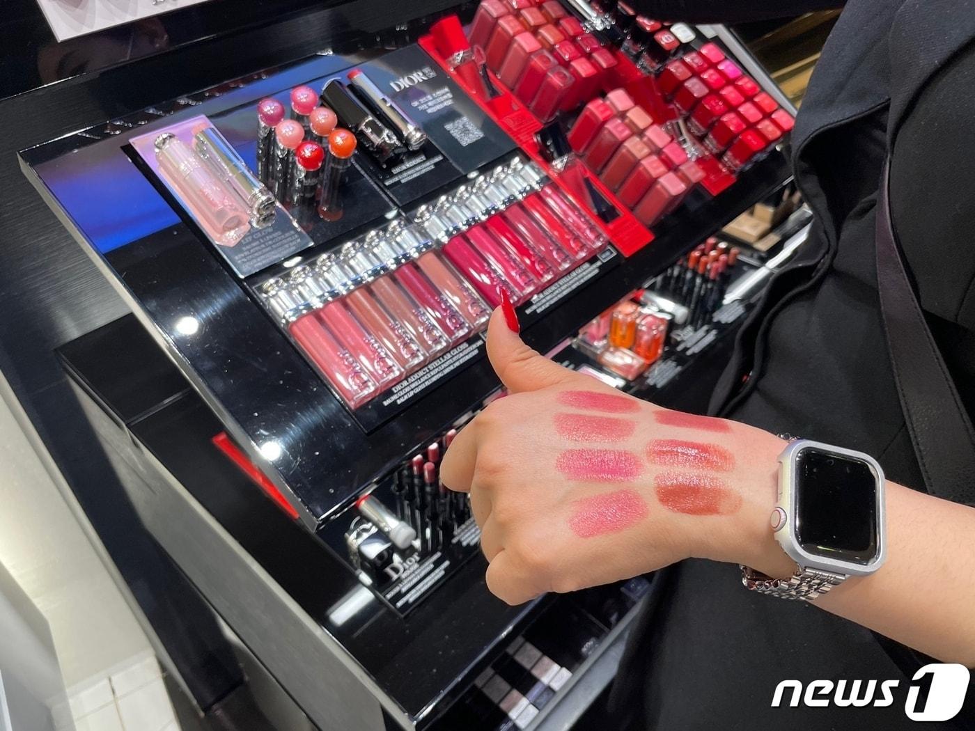 본문 이미지 - 롯데백화점 본점 내 한 화장품 매장에서는 손등에 테스터를 사용하도록 안내하고 있다./신민경 기자 ⓒ 뉴스1 