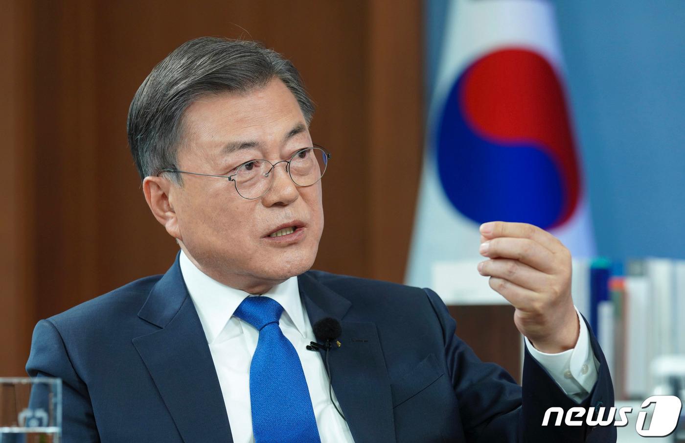 본문 이미지 - 문재인 대통령이 지난 14일 청와대 여민관 집무실에서 JTBC 손석희 전 앵커와 대담하고 있다.(청와대 제공) 2022.4.25/뉴스1