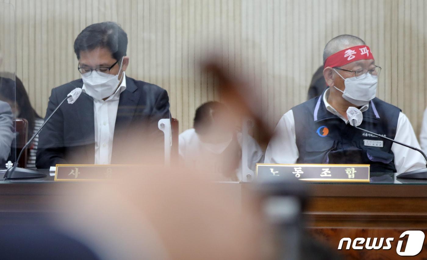 본문 이미지 - 조장우 서울시버스운송사업조합 이사장(왼쪽)과 박점곤 서울시버스노동조합 위원장이 지난 25일 서울 영등포구 서울지방노동위원회에서 열린 조정회의에서 굳은 표정으로 조정 중지를 지켜보고 있다. 서울지방노동위원회는 25일 오후 11시54분 조정회의를 속개하고 "여전히 의견 차이가 커서 합의에 이르거나 조정을 성립시키지 못했다＂고 밝혔다. 서울시 시내버스 노사가 이 날 자정까지 합의에 실패하면서 노조는 오늘 오전 4시부터 서울 시내버스 운행을 중단할 수 있다. 2022.4.26/뉴스1 ⓒ News1 장수영 기자