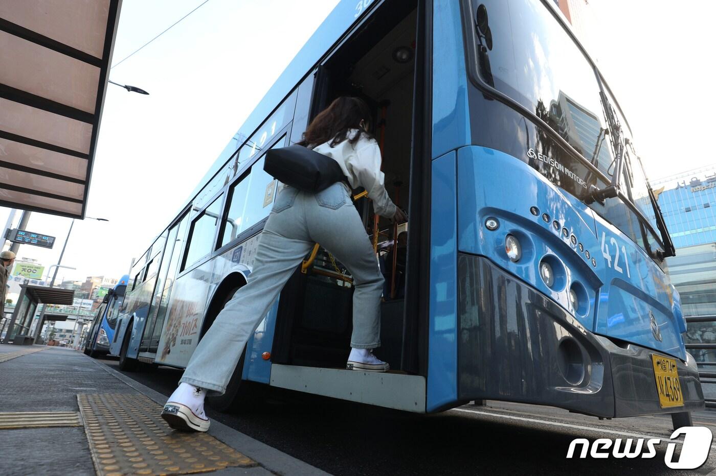 본문 이미지 - 서울시버스노동조합 총파업이 철회된 가운데 26일 오전 서울역 버스정류장에서 버스들이 운행하고 있다.  2022.4.26/뉴스1 ⓒ News1 신웅수 기자
