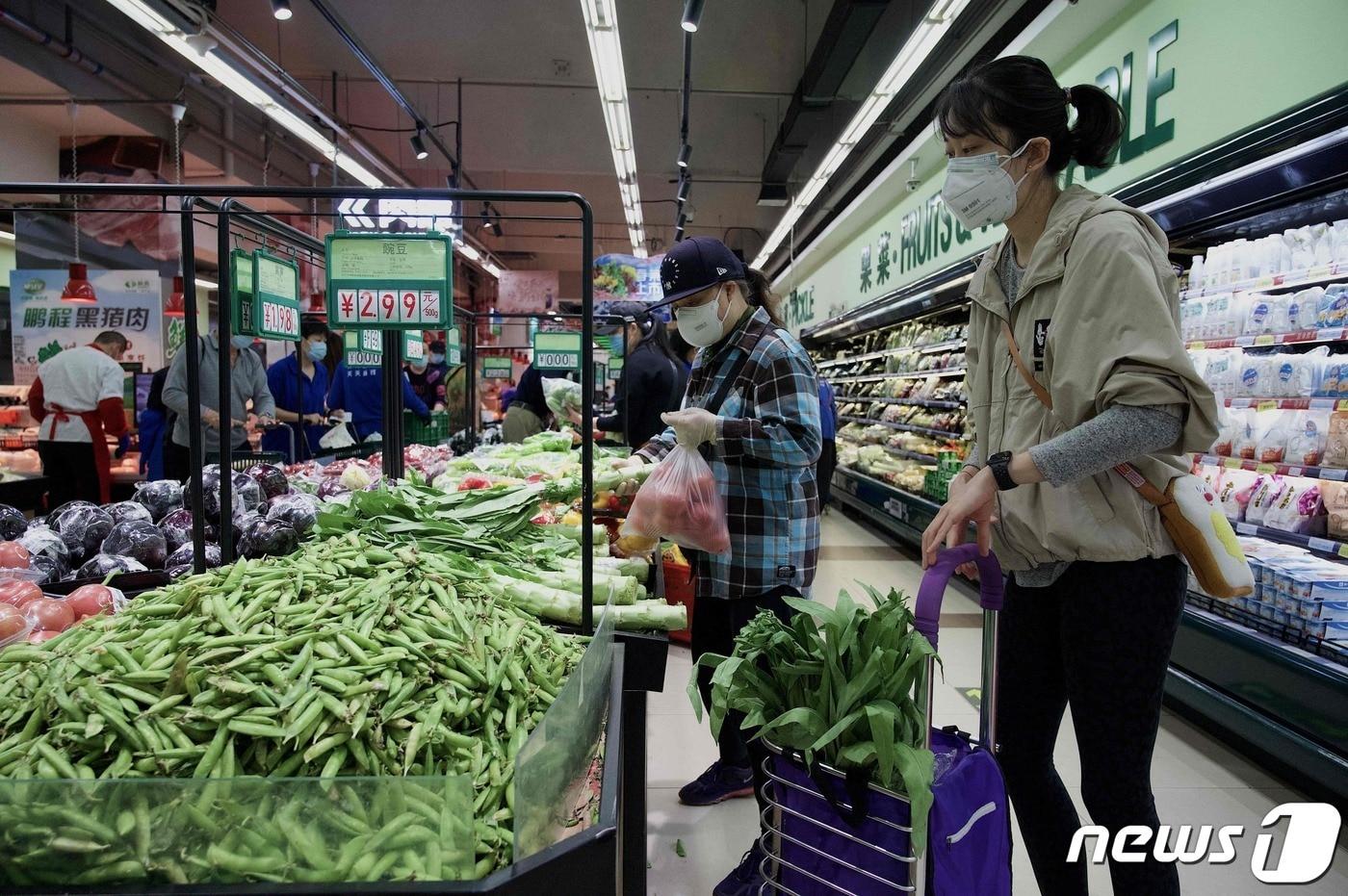 본문 이미지 - 중국 베이징에서 주민들이 슈퍼마켓서 식료품을 사고 있다.<자료사진>. ⓒ AFP=뉴스1