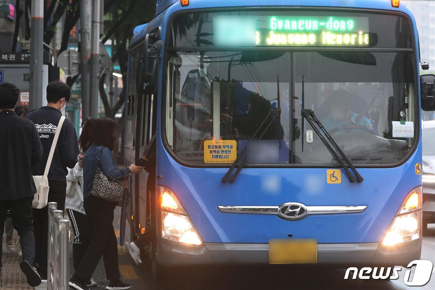 시내버스와 도시철도 등 대구의 대중교통 요금이 지난 13일부터 250원 인상됐다. 대구 수성구 한 버스정류장에서 출근길 시민들이 버스에 오르고 있다. 뉴스1 ⓒ News1 자료사진