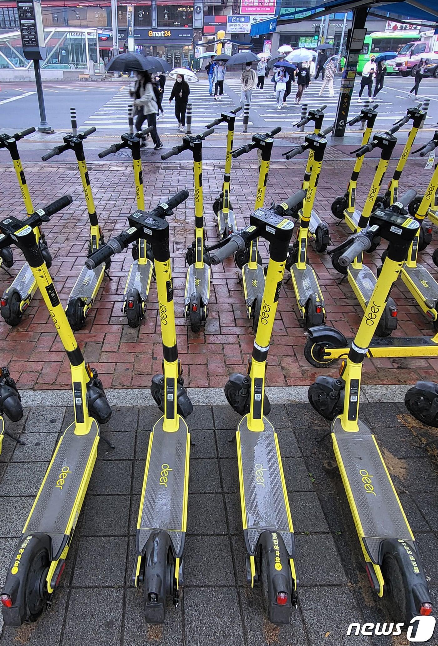 본문 이미지 - 경북 경산시 대학로 지하철역 인근 공유형 전동킥보드 대여소에 이용자를 기다리는 킥보드가 여러 대 세워져 있다. 2022.4.26/뉴스1 ⓒ News1 공정식 기자