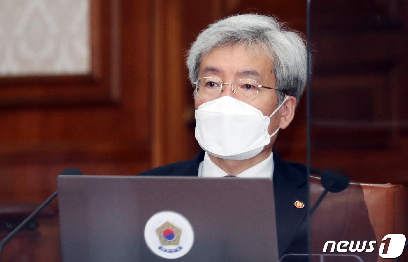 본문 이미지 - 고승범 금융위원장이 26일 서울 종로구 세종대로 정부서울청사에서 열린 영상 국무회의에서 김부겸 국무총리의 발언을 듣고 있다. 2022.4.26/뉴스1 ⓒ News1 김명섭 기자