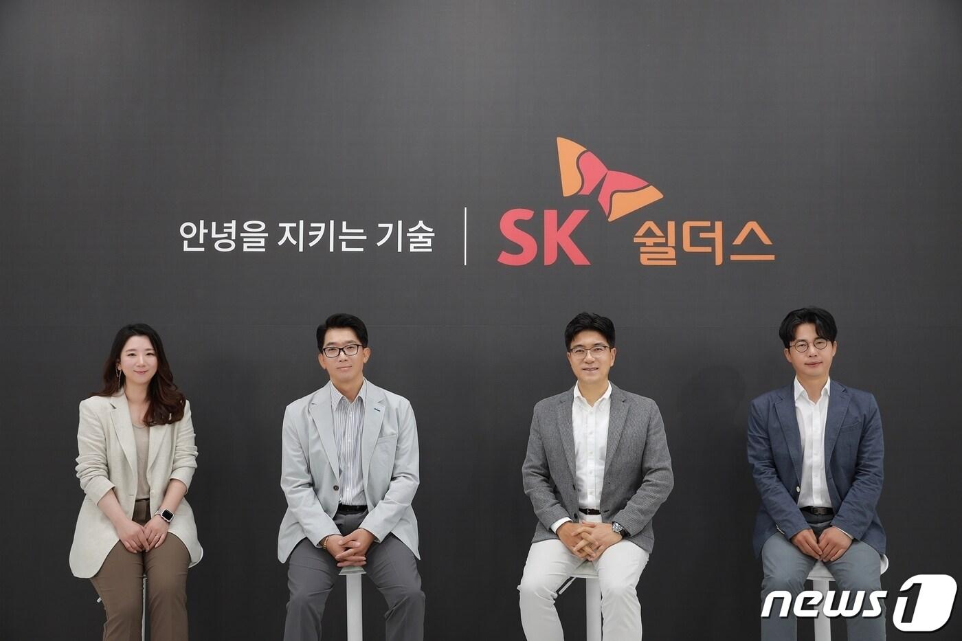 본문 이미지 - SK쉴더스 기업공개(IPO) 간담회에서 박진효 대표(왼쪽에서 세번째)가 회사 소개를 하고 있다.(SK쉴더스 제공)ⓒ 뉴스1