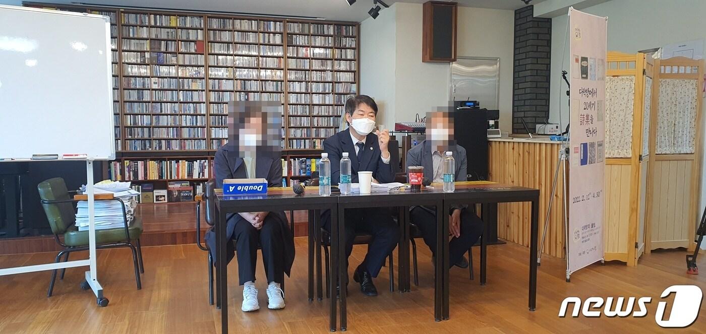 친한 친구 계부에게 성폭행당한 뒤 극단적인 선택을 한 충북 청주 여중생 A양 유족이 지난 21일 중요 증거를 공개하는 기자회견을 하고 있다.ⓒ 뉴스1 조준영 기자