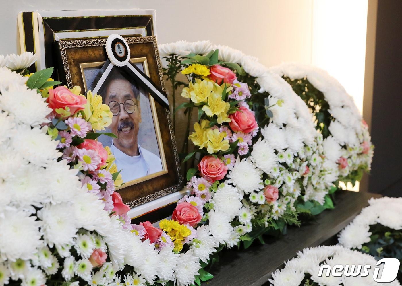 26일 오전 강원 춘천시 호반장례식장에 마련된 故 이외수 작가의 빈소에 고인의 영정사진이 놓여져 있다. 고인은 2020년 3월 강원도 화천 감성마을 자택에서 뇌출혈로 쓰러져 수술을 받았고 뇌출혈 투병 중 코로나19 후유증으로 인한 폐렴으로 25일 오후 8시께 별세했다. 향년 76세. ⓒ News1 이동해 기자