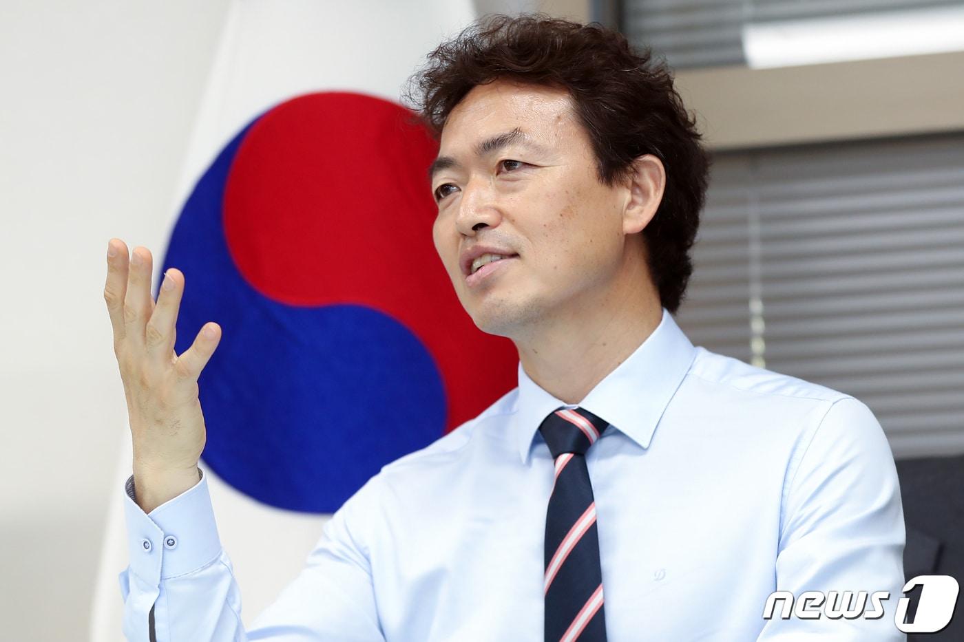 본문 이미지 - 김종천 전 과천시장이 2022년 4월 26일 경기 과천시청에서 뉴스1과 인터뷰를 하고 있는 모습. 2022.4.26 ⓒ 뉴스1 민경석 기자