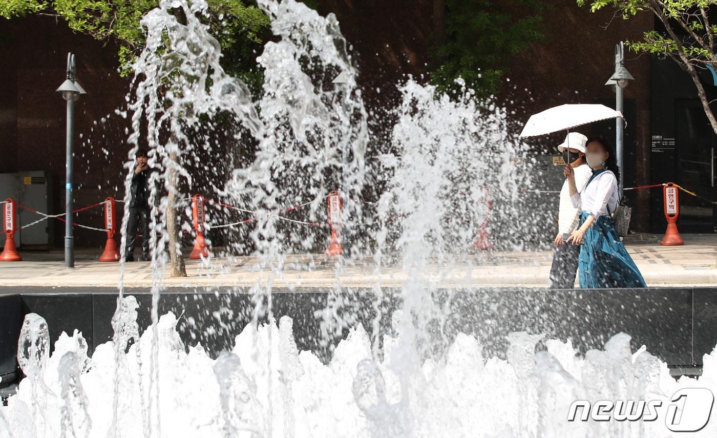26일 오후 서울 청계천 분수 앞으로 시민들이 지나가고 있다. 2022.4.26/뉴스1 ⓒ News1 박지혜 기자