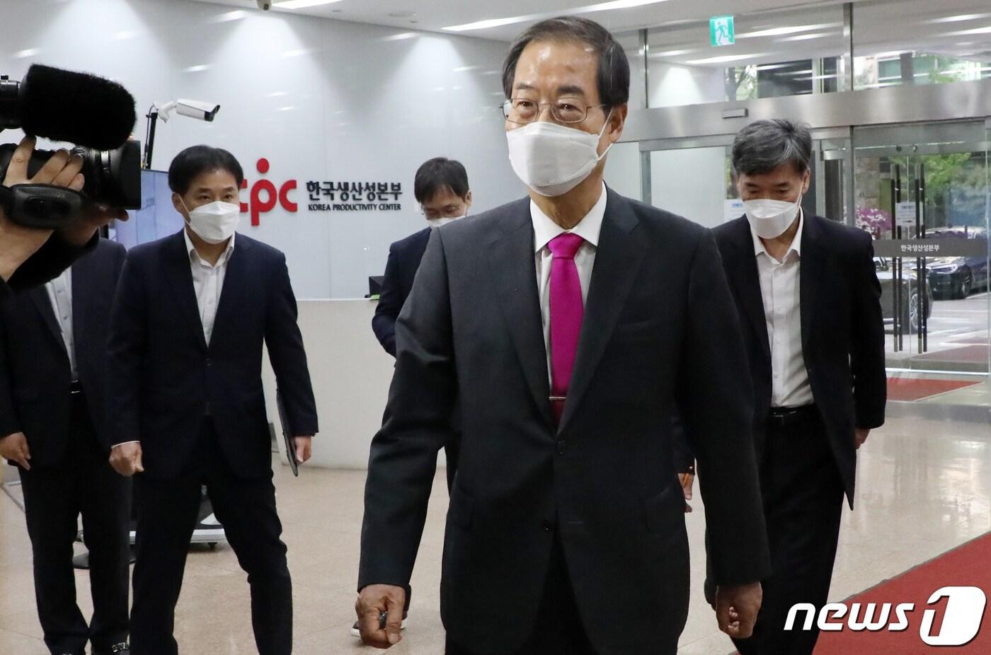 한덕수 국무총리 후보자가 27일 오전 서울 종로구 한국생산성본부에 마련된 인사청문회 준비단 사무실로 출근하고 있다. 2022.4.27/뉴스1 ⓒ News1 김명섭 기자