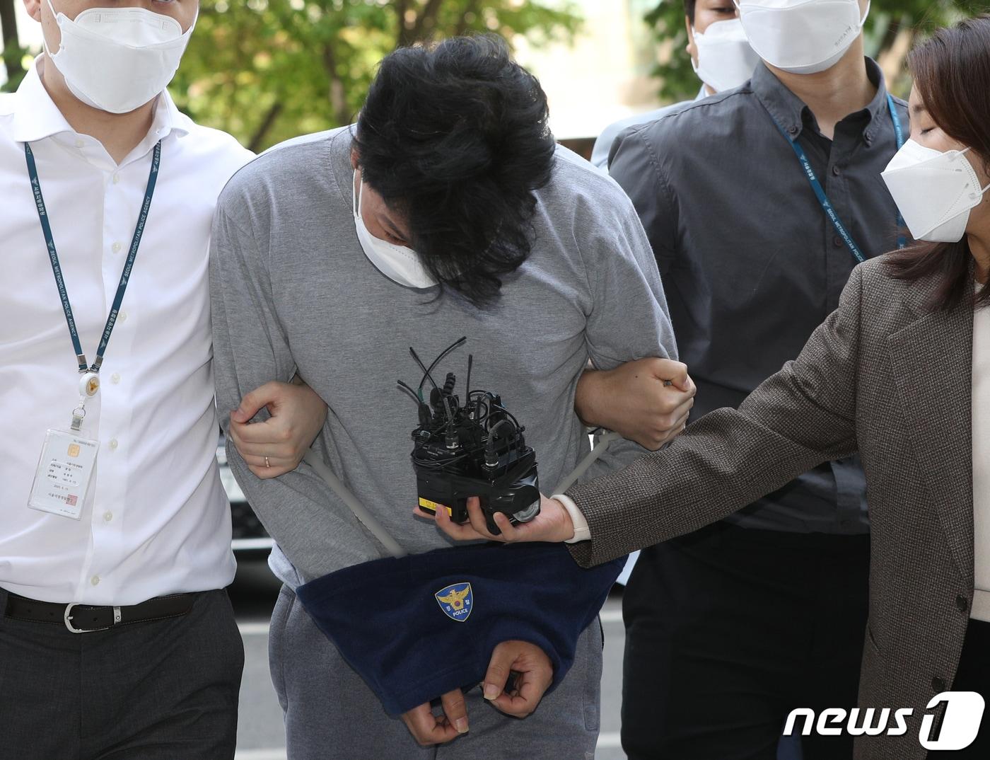 본문 이미지 - 이사비용을 마련하기 위해 60대 여성을 살해한 혐의를 받는 40대 남성 박모씨가 27일 오전 서울 양천구 남부지방법원에서 열린 구속 전 피의자심문(영장실질심사)에 출석하고 있다. 박씨는 이웃 주민인 60대 여성 A씨가 집에 들어갈 때 따라 들어가 손과 발 등을 묶고, 집 장롱 서랍 등을 뒤지다 2만 원을 발견해 강취한 것으로 알려졌다. 박씨는 경찰 조사에서 거주하던 임대아파트 퇴거 및 이사비용을 마련하기 위해 이같은 범행을 저질렀다고 진술했다. 2022.4.27/뉴스1 ⓒ News1 신웅수 기자