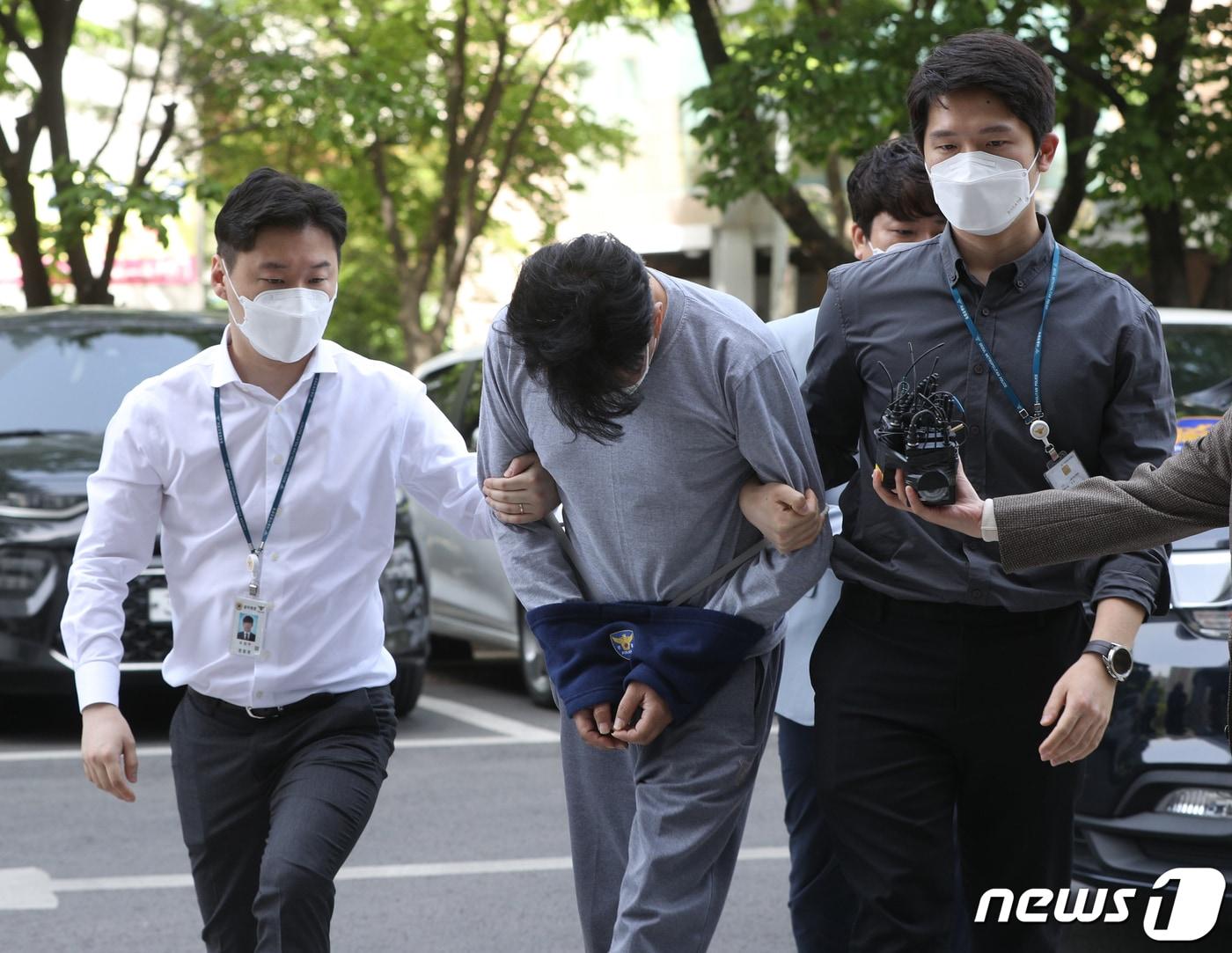 본문 이미지 - 이사비용을 마련하기 위해 60대 여성을 살해한 혐의를 받는 40대 남성 박모씨가 27일 오전 서울 양천구 남부지방법원에서 열린 구속 전 피의자심문(영장실질심사)에 출석하고 있다. . 2022.4.27/뉴스1 ⓒ News1 신웅수 기자