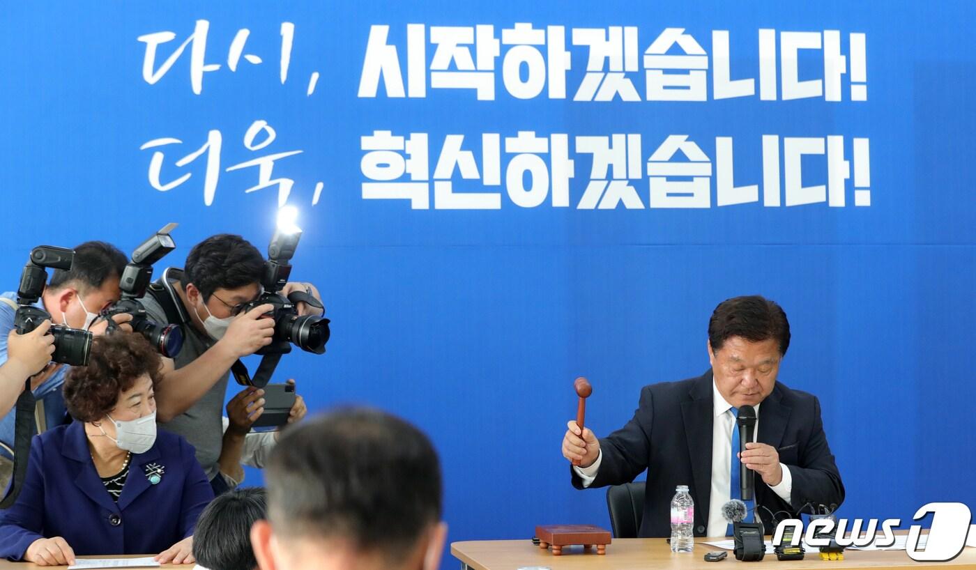 본문 이미지 - 양용모 더불어민주당 전라북도당 선거관리위원장이 27일 전북 전주시 웨스트빌 오피스텔에서 6·1 지방선거 기초단체장 경선결과 발표를 마친 후 의사봉을 두드리고 있다. 2022.4.27/뉴스1 ⓒ News1 유경석 기자