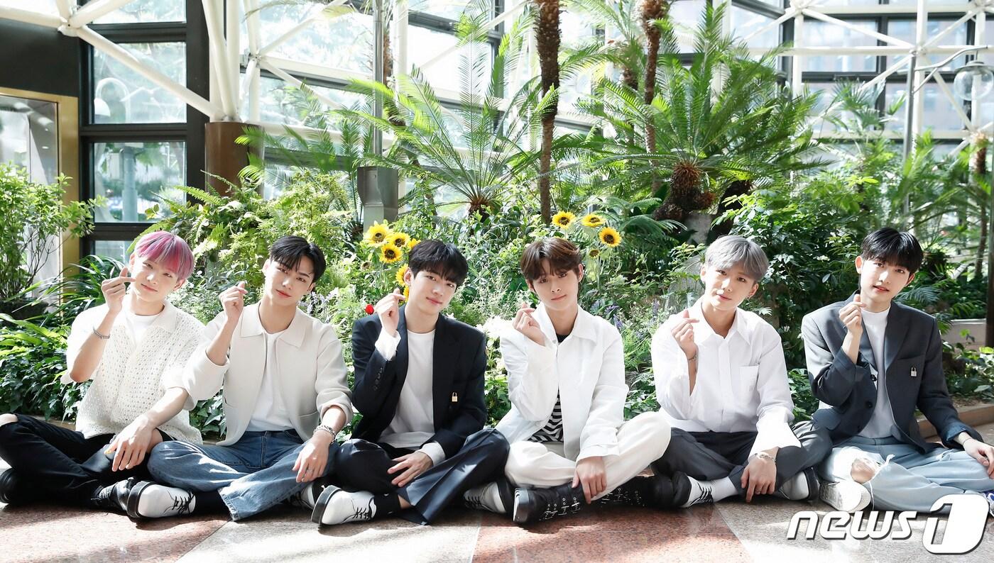 서울 종로구 뉴스1 본사. 그룹 디케이지(DKZ) 기석(왼쪽부터), 경윤, 재찬, 민규, 종형, 세현. 2022.4.27/뉴스1 ⓒ News1 권현진 기자