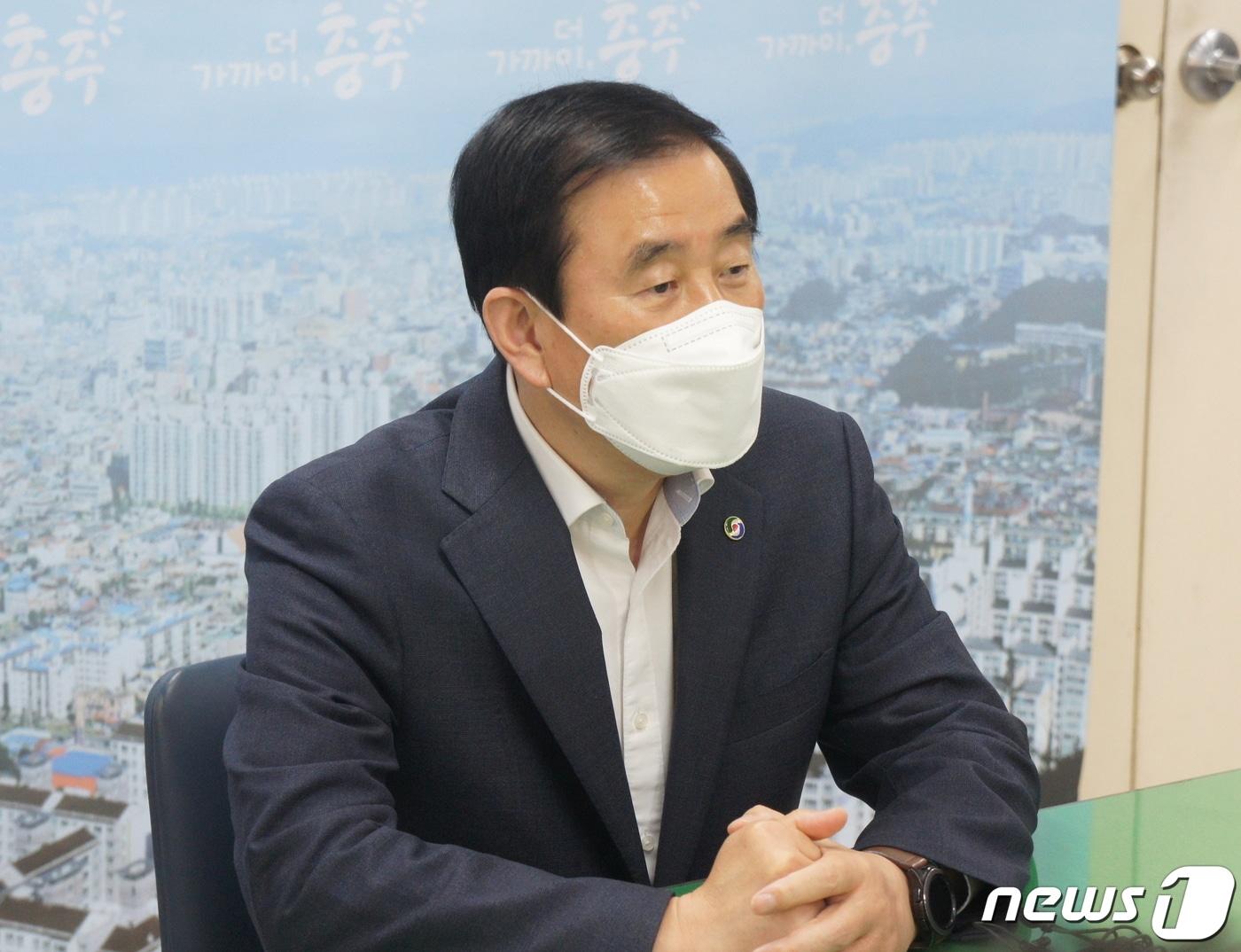 본문 이미지 - 27일 조길형 충북 충주시장이 시청에서 기자간담회를 열고 시정 운영에 챙겨야 할 일이 많았다며 오는 5월9일에는 예비후보로 등록해 선거운동에 전념하겠다고 밝히고 있다.2022.4.27/ⓒ 뉴스1