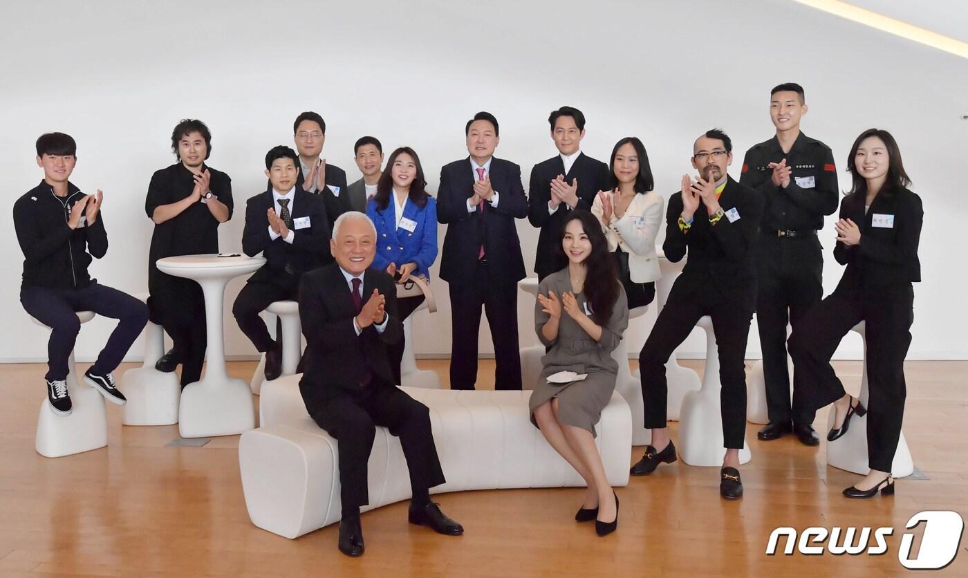 윤석열 대통령 당선인이 27일 서울 동대문디자인플라자(DDP)에서 열린 문화‧예술‧체육계 인사들과의 오찬에 앞서 기념촬영을 하고 있다. 이 자리에는 배우 이정재 씨, 국악인 송소희 씨, 피아니스트 손열음 씨, 이영표 축구협회 부회장, 쇼트트랙 국가대표 최민정 선수 등이 참석했다. 2022.4.27/뉴스1 ⓒ News1 인수위사진기자단