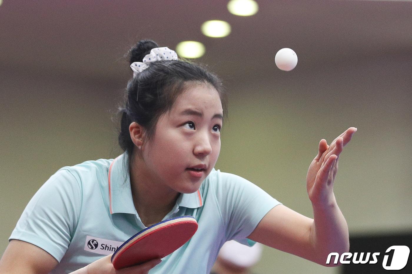 '탁구신동' 신유빈이 27일 인천 서구 대한항공 탁구선수단 훈련장에서 열린 복귀 기자회견에서 훈련을 공개하고 있다. 오른쪽 손목 피로골절 부상을 입은 신유빈은 재활 마무리 단계에 돌입, WTT 피더 시리즈를 위한 담금질을 시작한다. 2022.4.27/뉴스1 ⓒ News1 안은나 기자