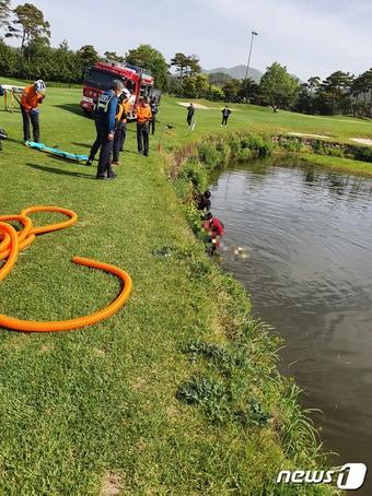 본문 이미지 - 27일 오전 8시51분쯤 전남 순천시 한 골프장에서 연못&#40;해저드&#41;에 빠진 50대 여성을 소방당국이 구조하고 있다.&#40;자료사진&#41; &#40;순천소방서 제공&#41;2022.4.27/뉴스1 
