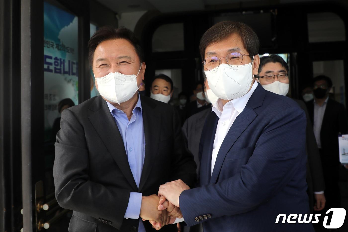 본문 이미지 - 노영민 더불어민주당 충북지사 예비후보(오른쪽)와 김영환 국민의힘 예비후보가 27일 충북도청에서 열린 후보 초청 도정 설명회를 마친 뒤 인사를 나누고 있다. 2022.4.27/뉴스1 ⓒ News1 김용빈 기자