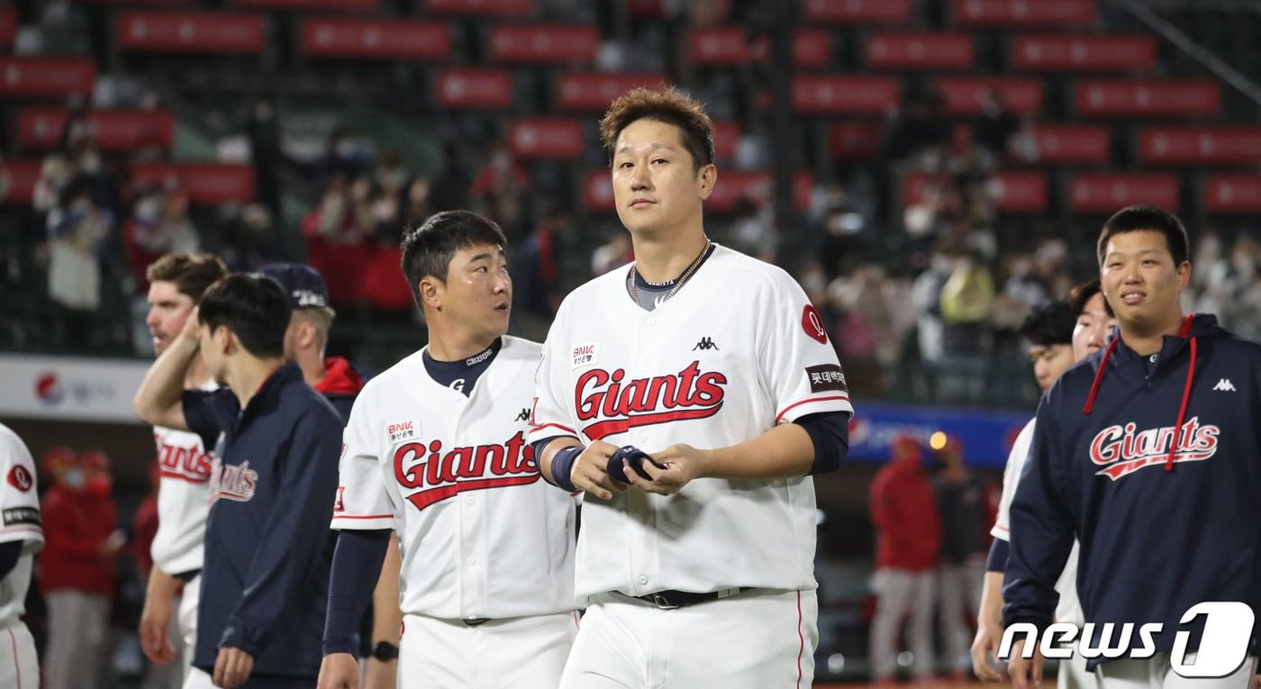 27일 오후 부산 동래구 사직야구장에서 열린 프로야구 ‘2022 신한은행 SOL KBO리그’ SSG랜더스와 롯데자이언츠의 경기, 1대1로 경기종료 후 이대호가 더그아웃으로 퇴장하고 있다. 2022.4.27/뉴스1 ⓒ News1 김영훈 기자