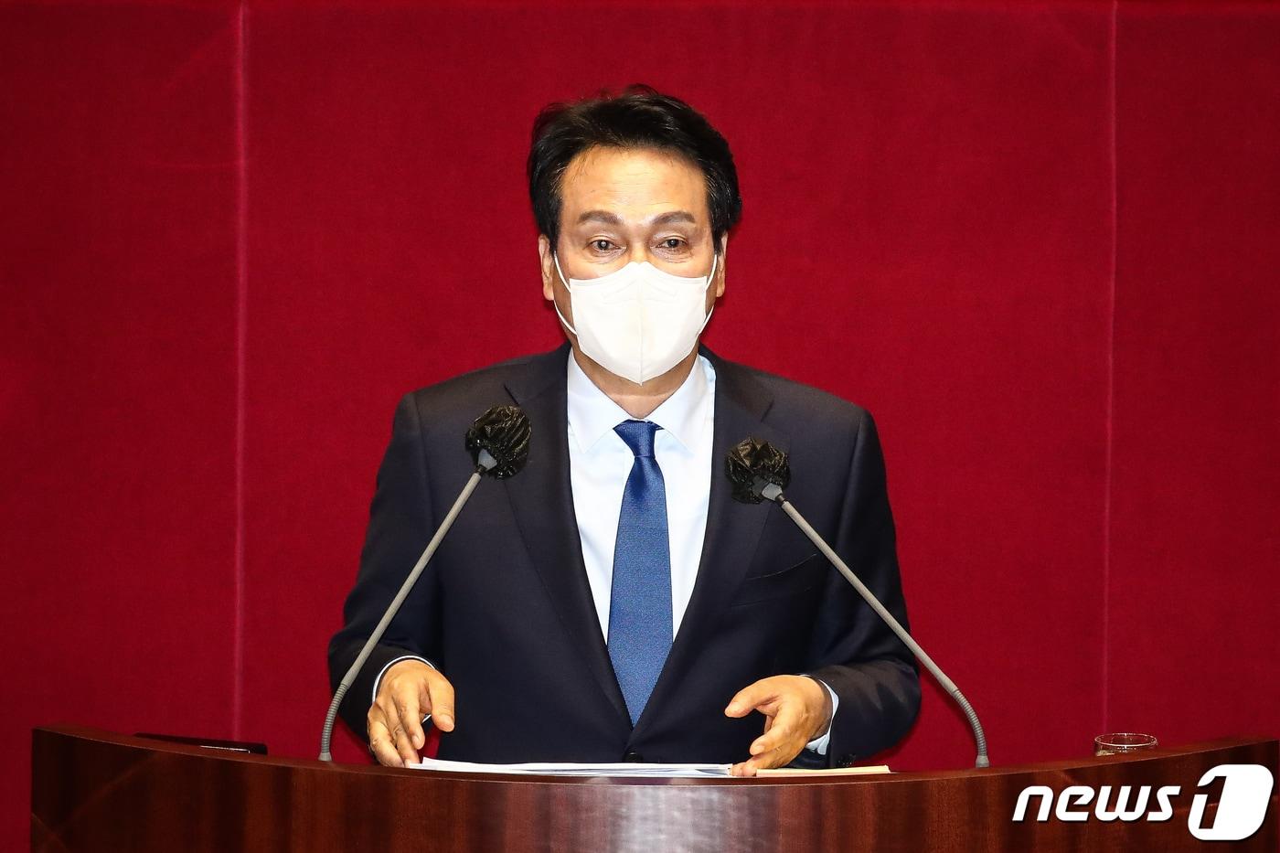 안민석 더불어민주당 의원이 27일 서울 여의도 국회에서 열린 검찰의 수사·기소권 분리(검수완박) 법안 처리를 위한 본회의에서 검찰청법 일부개정법률안(대안)에 대한 무제한토론(필리버스터)을 하고 있다. (공동취재) 2022.4.27/뉴스1 ⓒ News1 유승관 기자