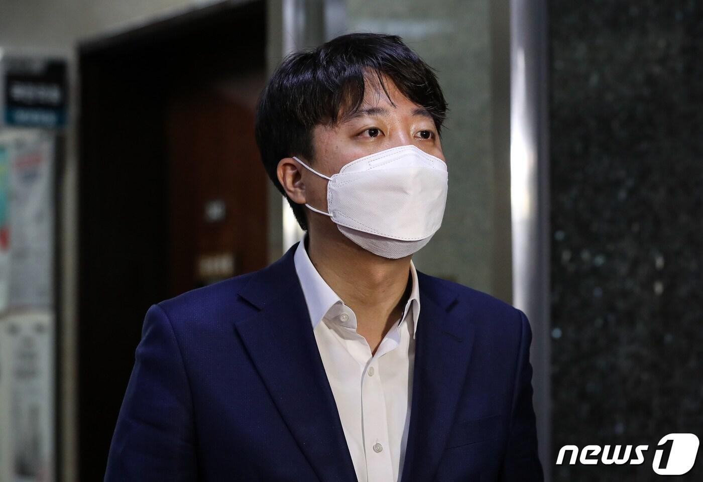 이준석 국민의힘 대표가 28일 새벽 서울 여의도 국회 당대표실 앞에서 검찰의 수사·기소권 분리(검수완박) 관련 검찰청법 일부개정법률안(대안)에 대한 무제한토론(필리버스터)이 끝나고 본회의가 산회되자 취재진과 인터뷰하고 있다. (공동취재) 2022.4.28/뉴스1 ⓒ News1 유승관 기자