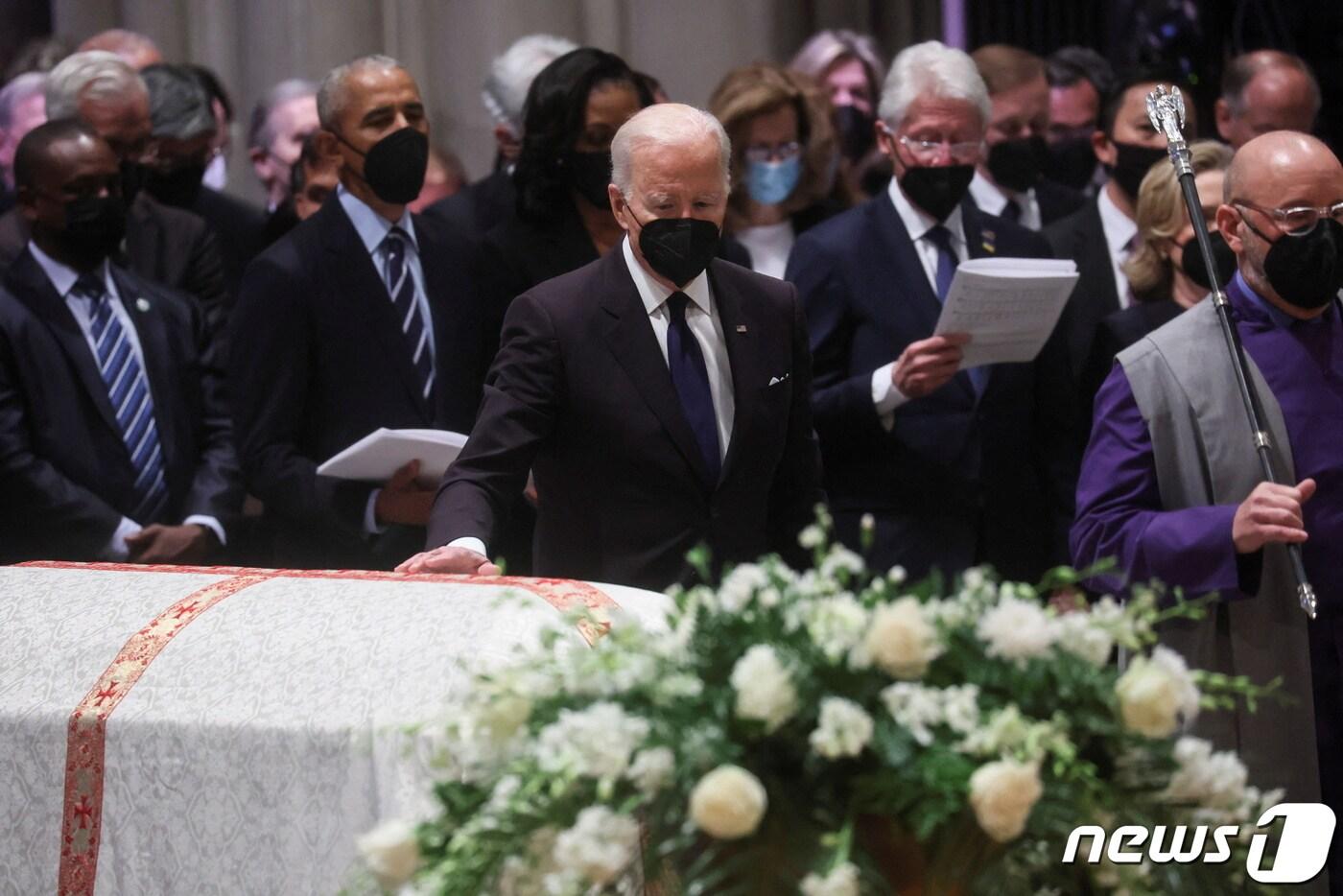 조 바이든 미국 대통령이 2022년 4월27일(현지시간) 미국 워싱턴 국립 대성당에서 열린 매들린 올브라이트 전 국무장관의 장례식에 참석해 올브라이트 전 장관의 관을 만지고 있다. ⓒ 로이터=뉴스1 ⓒ News1 김현 특파원