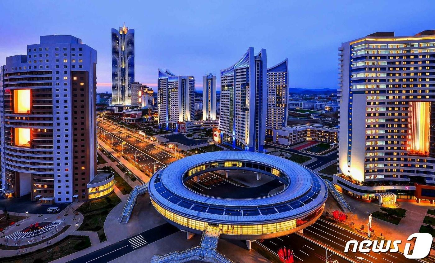 (평양 노동신문=뉴스1) = 북한 평양 송화거리.  고층 건물들 사이에  80층 초고층 아파트가 보인다. [국내에서만 사용가능. 재배포 금지. DB 금지. For Use Only in the Republic of Korea. Redistribution Prohibited] rodongphoto@news1.kr