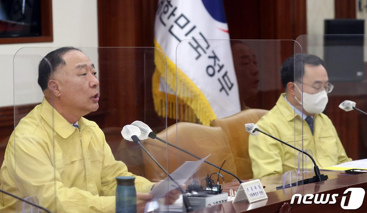 본문 이미지 - 홍남기 경제부총리 겸 기획재정부 장관이 28일 서울 종로구 정부서울청사에서 열린 비상경제 중앙대책본부회의에서 모두발언을 하고 있다. 2022.4.28/뉴스1 ⓒ News1 김명섭 기자