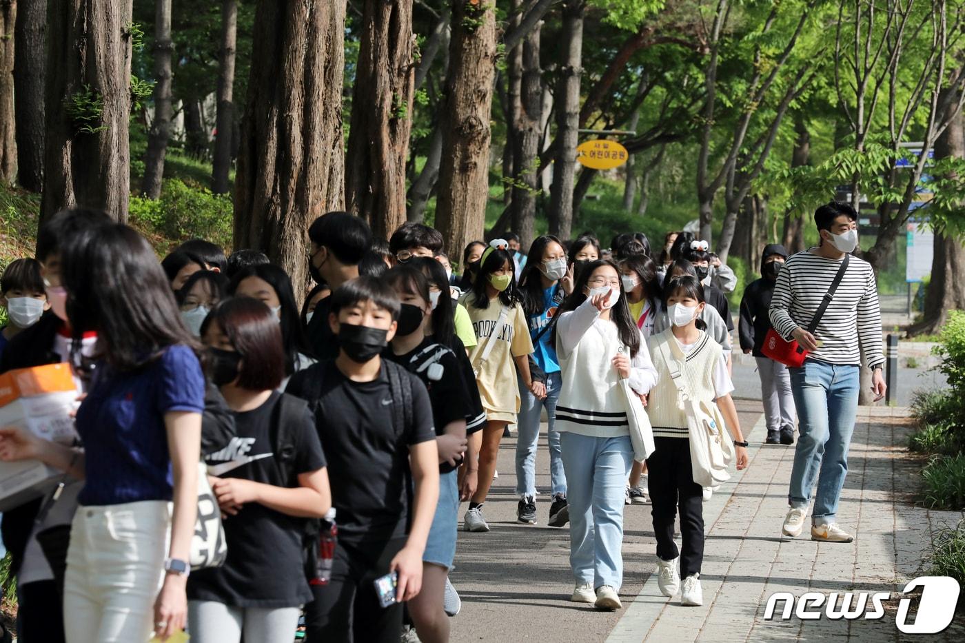 본문 이미지 - 광주 북구 서일초등학교에서 6학년 학생들이 수학여행 출발에 들뜬 모습을 보이고 있다. ⓒ 뉴스1 황희규 기자