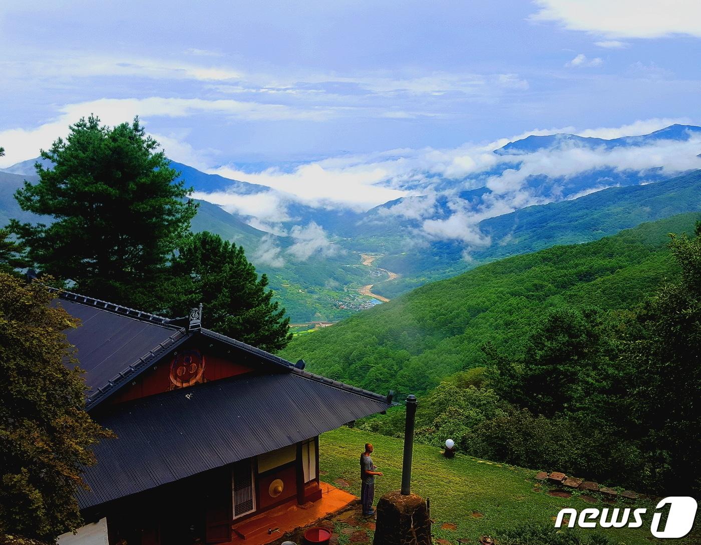 본문 이미지 - 지리산 칠암자 길의 삼불사에서 바라보는 지리산. 산과 구름이 섞이고, 그 아래 임천강이 유유하게 흐르고 있다 ⓒ 뉴스1