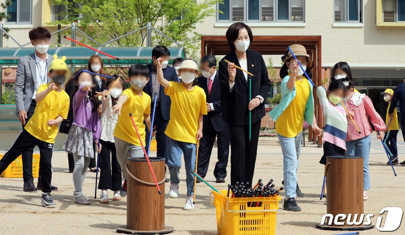 본문 이미지 - 유은혜 사회부총리 겸 교육부 장관이 28일 서울 강동구 강빛초등학교에서 야외활동 수업 중인 학생들의 수업을 참관하고 있다. 내달 1일부터 유치원과 초·중·고·특수학교 등 모든 학교가 정상등교를 실시하며 본격적인 일상 회복을 추진한다. 2022.4.28/뉴스1 ⓒ News1 장수영 기자