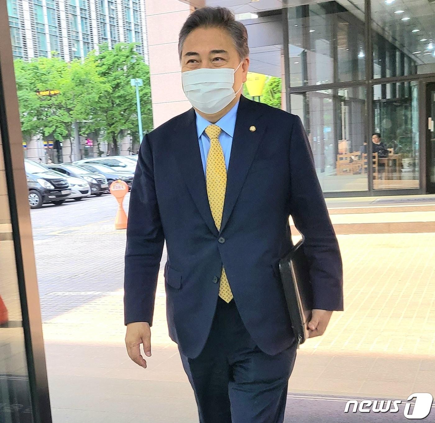 본문 이미지 - 박진 외교부 장관 후보자가 28일 오전 하늘색 와이셔츠에 노란색 넥타이를 매고 서울 종로구 소재 후보자 사무실로 출근하고 있다. (박진 의원실 제공) ⓒ 뉴스1