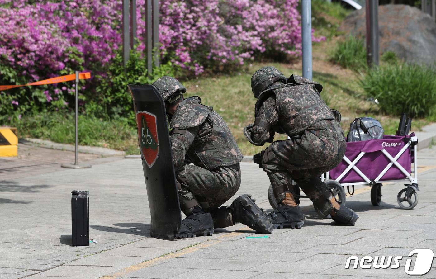 본문 이미지 - 지난 4월 28일 서울 용산구 국립중앙박물관에서 실시된 민관군경소방 통합방위훈련에서 군 장병들이 급조폭발물을 확인하고 있는 모습. (사진은 기사 내용과 무관함) ⓒ News1