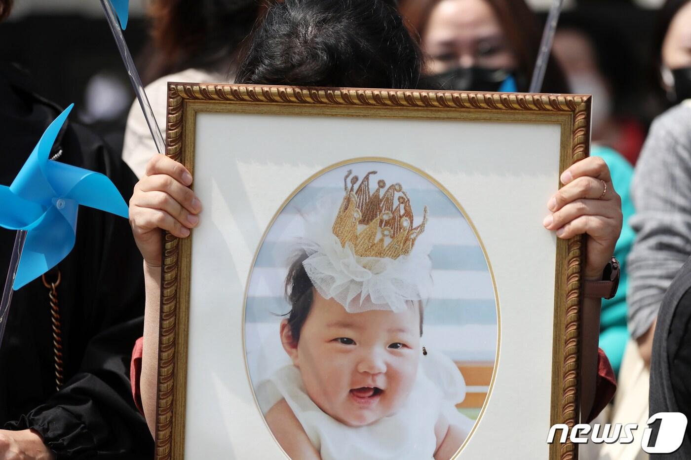 (사)대한아동학대방지협회원들이 28일 오전 서울 서초구 대법원 앞에서 정인이 사건 선고 결과를 듣고 눈물을 훔치고 있다. 대 2022.4.28/뉴스1 ⓒ News1 이승배 기자