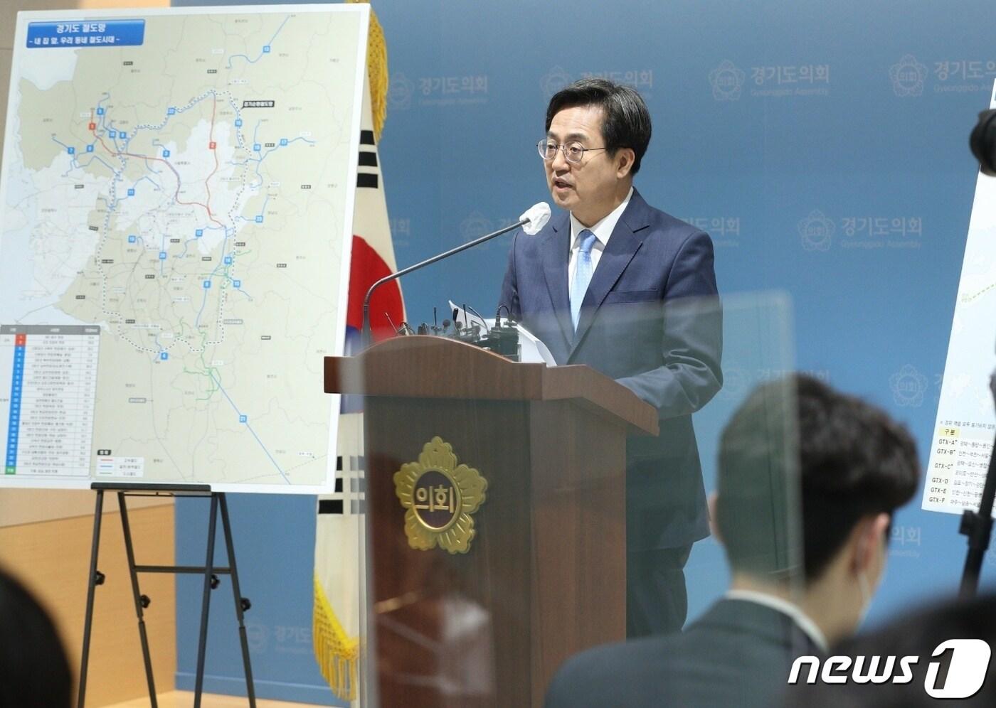 김동연 더불어민주당 경기도지사 후보가 5월 28일 오전 경기도의회 브리핑룸에서 기자회견을 열어 교통공약을 발표했다./ⓒ 뉴스1