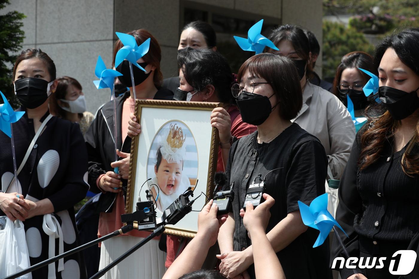 (사)대한아동학대방지협회원들이 28일 오전 서울 서초구 대법원 앞에서 정인이 사건 선고 결과를 듣고 입장을 밝히고 있다. 대법원 3부(주심 김재형 대법관)는 28일 오전 살인 등 혐의를 받는 양모 장모씨와 아동복지법위반(아동학대) 등 혐의를 받는 양부 안모씨의 상고심에서 상고를 모두 기각하고 징역 35년과 징역 5년을 선고한 원심을 확정했다. 2022.4.28/뉴스1 ⓒ News1 이승배 기자