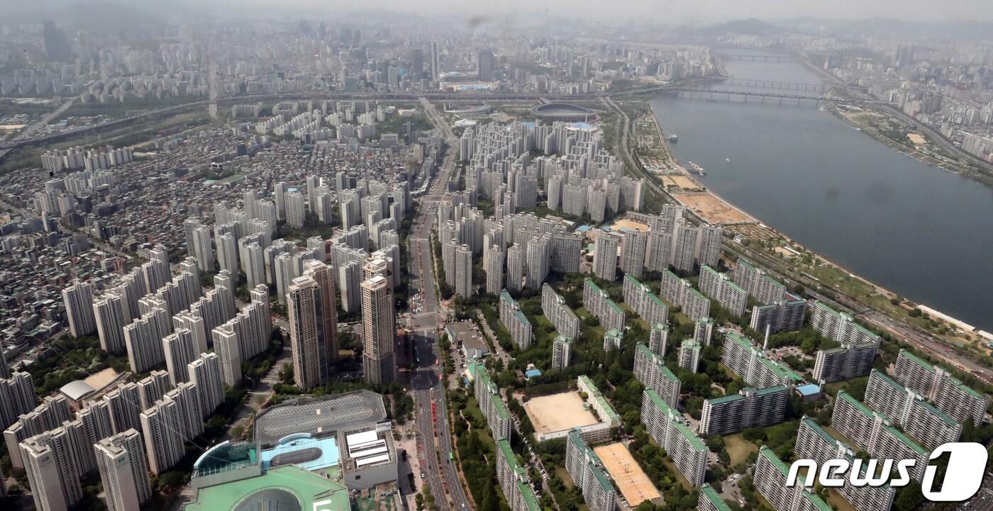 본문 이미지 - 서울 송파구 롯데월드타워 서울스카이에서 아파트 단지가 보이고 있다. 2022.4.28/뉴스1 ⓒ News1 장수영 기자