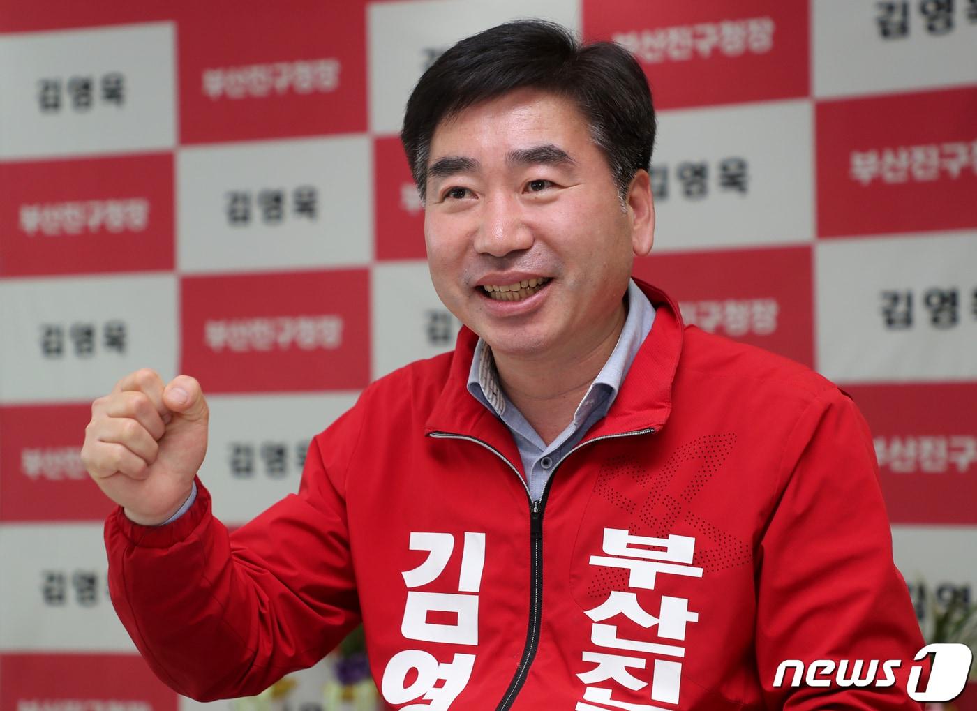본문 이미지 - 김영욱 부산진구청장 예비후보가 28일 부산시 부산진구 선거사무소에서 뉴스1과 인터뷰를 하고 있다. 2022.4.28/뉴스1 ⓒ News1 김영훈 기자