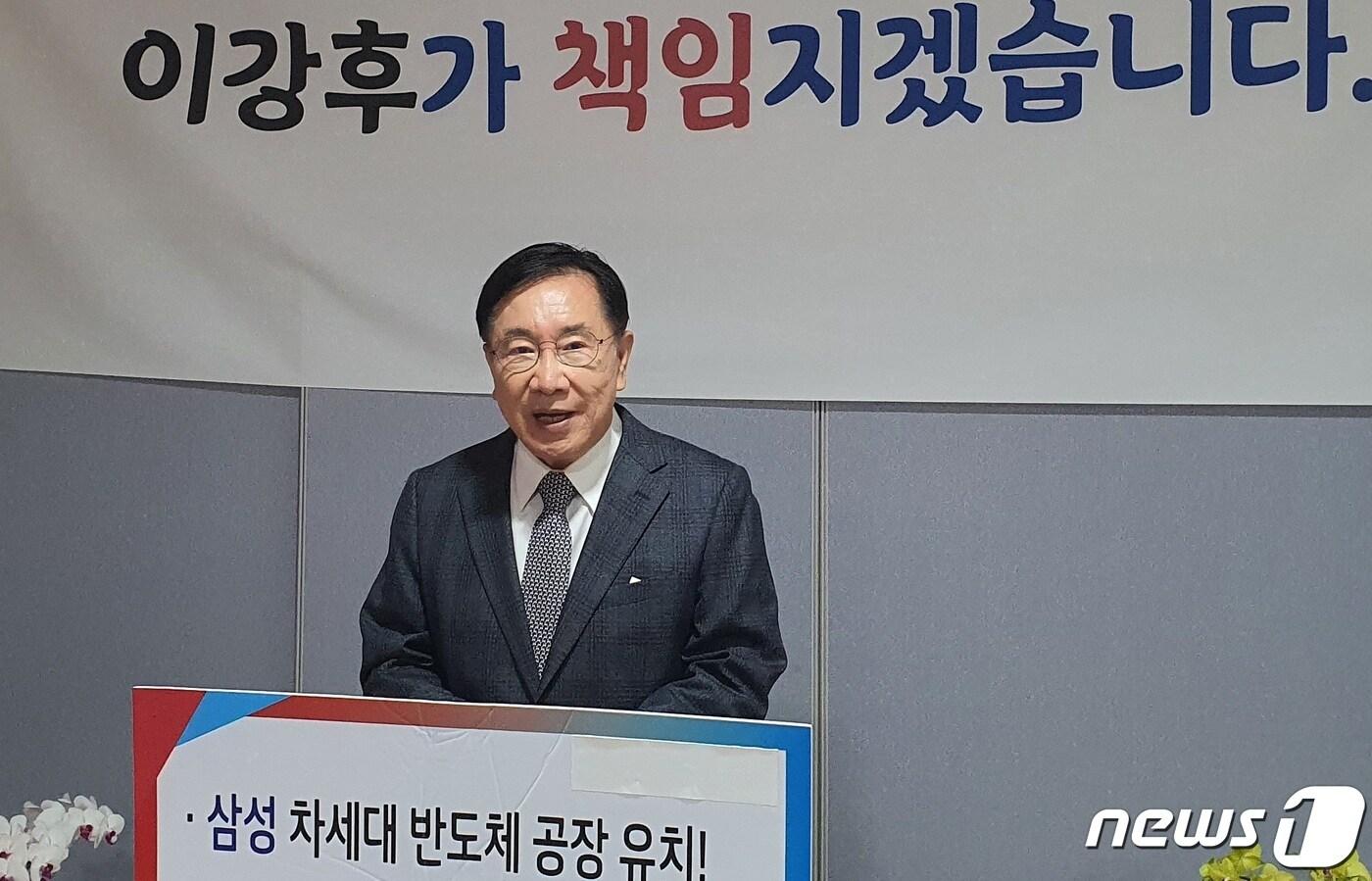 이강후 전 국회의원이 28일 강원 원주시 단계동 자신의 선거사무실에서 기자회견을 열고 국민의힘을 탈당, 무소속으로 원주시장 선거에 출마하겠다고 공식 선언했다. 2022.4.28/뉴스1 신관호 기자.