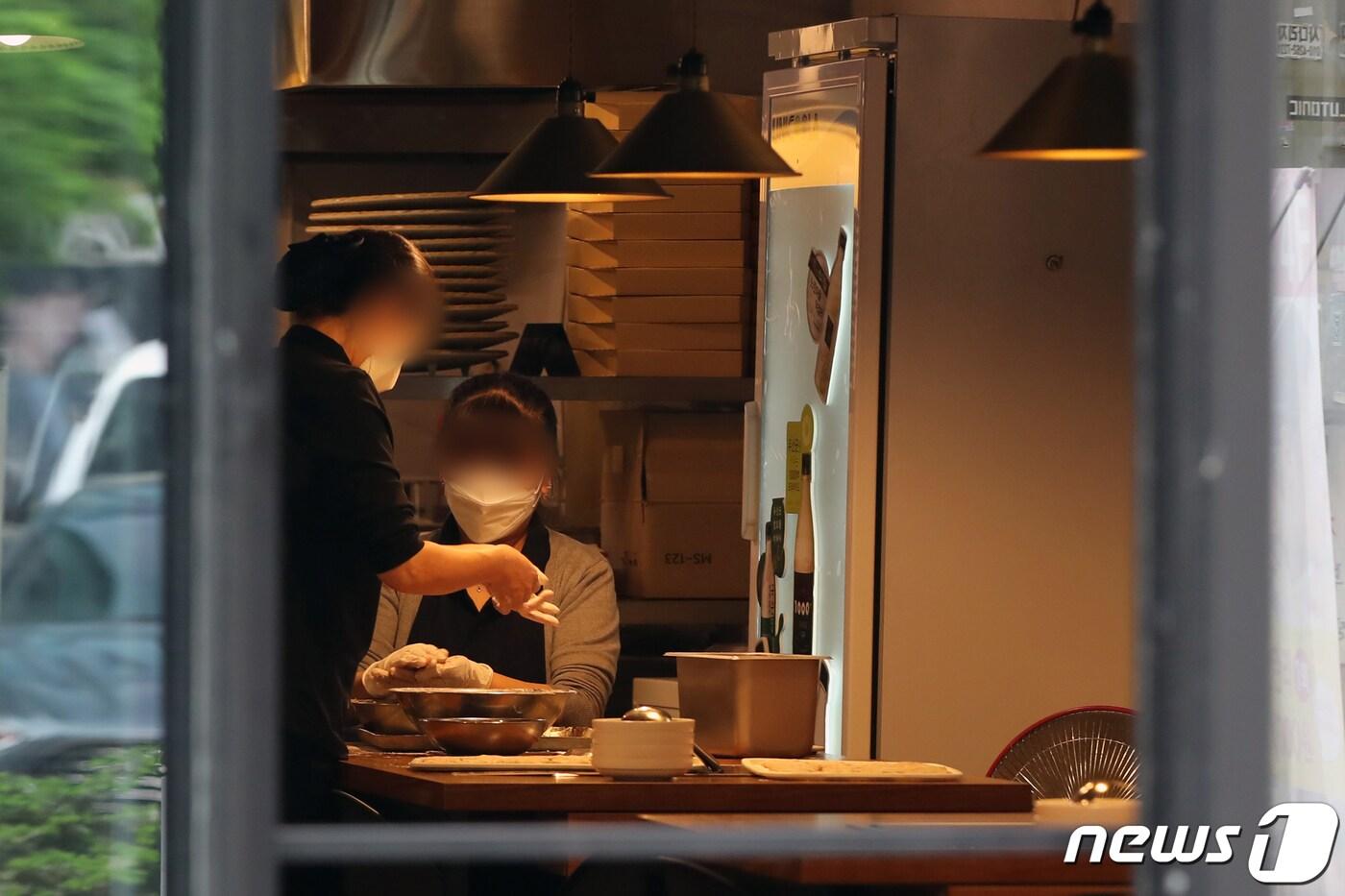 본문 이미지 - 28일 오후 서울 중구 명동거리에서 점포 관계자가 영업 준비를 하고 있다. 대통령직인수위원회는 이날 코로나19 방역 조치로 피해를 입은 소상공인 약 551만명에게 추가경정예산(추경) 통과 즉시 손실규모에 비례한 피해지원금을 지급하겠다고 밝혔다.ⓒ News1 황기선 기자