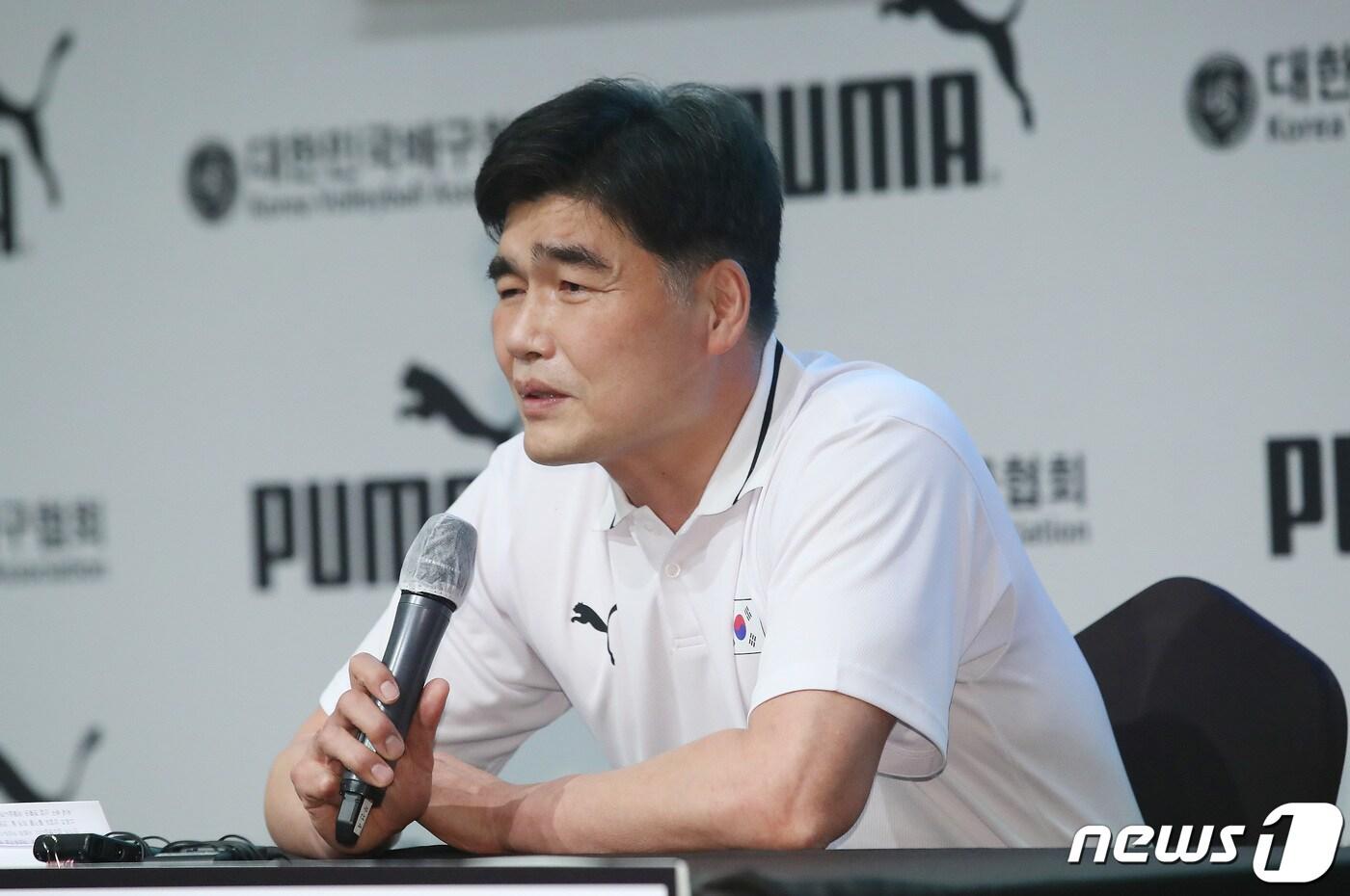임도헌 대한민국 남자 배구 대표팀 감독이 28일 서울 용산구 서울드래곤시티호텔에서 열린 '푸마코리아-대한민국배구협회, 대한민국 남녀 배구 국가대표 공식 후원 협약식'에서 취재진들의 질문에 답하고 있다. 2022.4.28/뉴스1 ⓒ News1 임세영 기자
