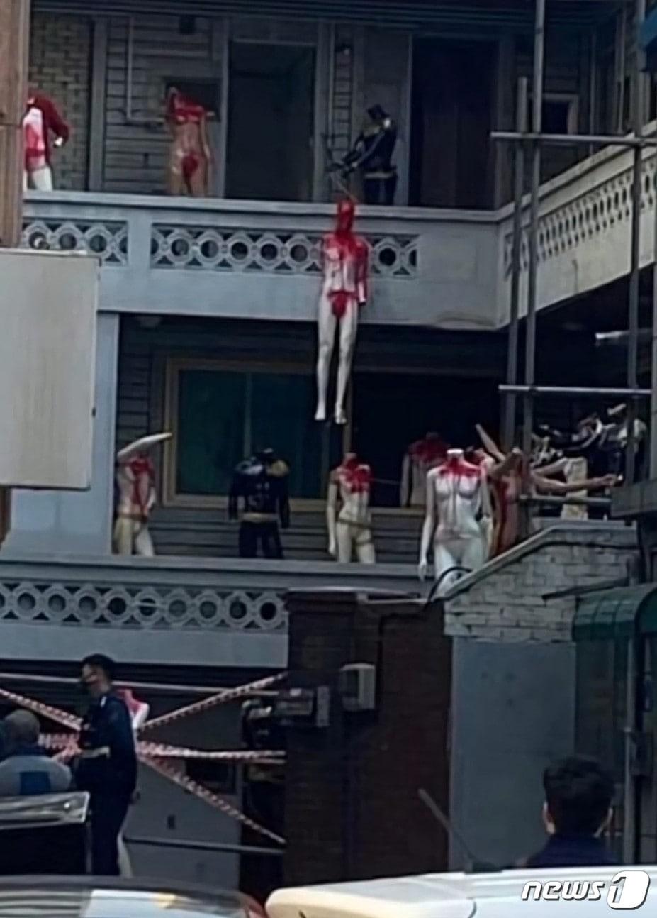 본문 이미지 - 19일 오후 서울 금천구 가산동 한 다세대주택에 설치된 수십개의 마네킹 모습ⓒ (커뮤니티 갈무리)